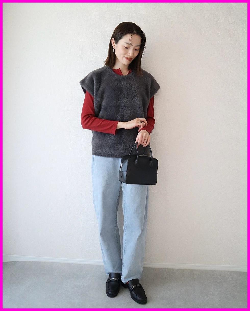 얼굴 확 사는 '유니클로 레드 티셔츠', 촌스러울 줄 알았는데 대박난 이유